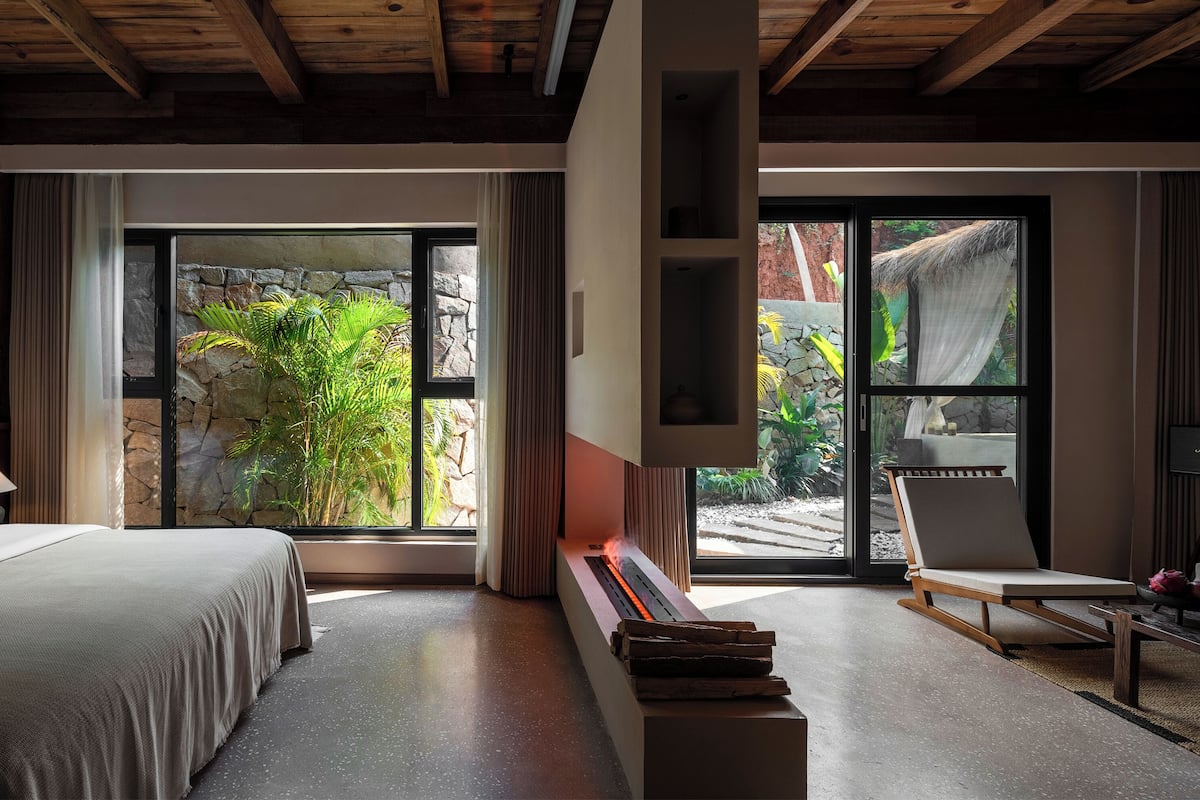 Romantic Studio Suite | Premium bedding, individually decorated, desk, laptop workspace