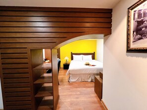 Minibar, escritorio y espacio para trabajar con laptop 