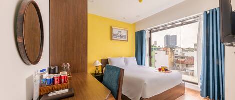 Minibar, escritorio y espacio para trabajar con laptop