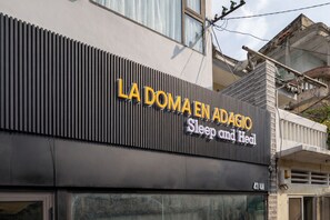 Rakennuksessa on kyltti, jossa lukee: »LA DOMA EN ADAGIO – Nuku ja parane».