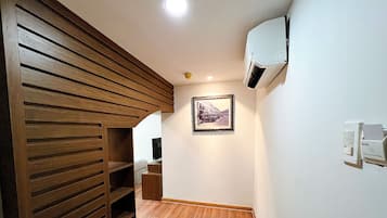 Phòng đôi Tiêu chuẩn | Minibar, bàn, khu vực làm việc phù hợp cho laptop, phòng cách âm