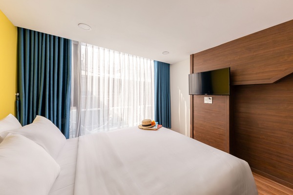 Superior Tek Büyük Yataklı Oda | Minibar, masa, dizüstü bilgisayar çalışma alanı, ses yalıtımı