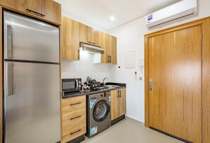 Jääkaappi, mikroaaltouuni, uuni, liesi