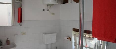 Dusch, hårtork, bidé och handdukar