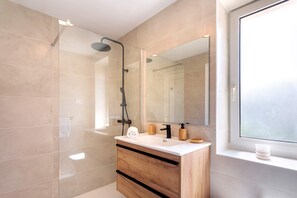 Apartment (2 Bedrooms) | Bathroom | Shower, hair dryer, towels, soap - Genteel Home Ricardo Soriano III (Marbella)
