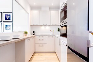 Appartement (2 Bedrooms) | Cuisine privée | Réfrigérateur, micro-ondes, four, cafetière/bouilloire
