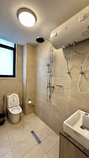 Regadera, toallas, jabón, papel de baño 