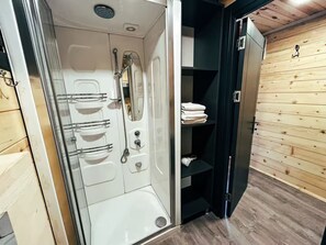 Triple Room, Balcony, Beachside | Bathroom