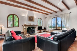 TV, fireplace - Villa 'Casa Ann - Family Rentals' with Sea View, Private Pool and Wi-Fi (Jávea)