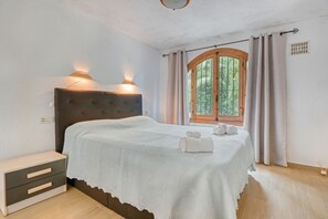 5 bedrooms, iron/ironing board, free WiFi, bed sheets