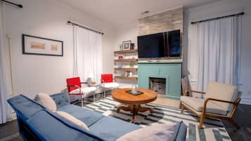 Smart TV, chimenea, videojuegos y futbolito