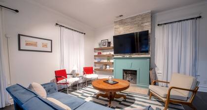 Spacious 8-bedroom house in charming midtown, WiFi, game rooms, fitness center