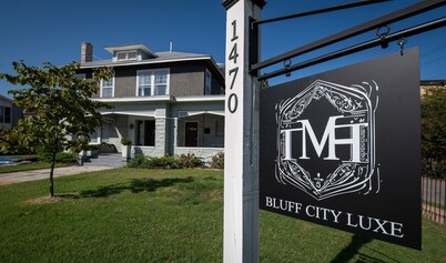 Spacious 8-bedroom house in charming midtown, WiFi, game rooms, fitness center