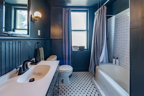 Spacious 8-bedroom house in charming midtown, WiFi, game rooms, fitness center