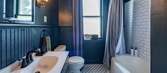 Spacious 8-bedroom house in charming midtown, WiFi, game rooms, fitness center