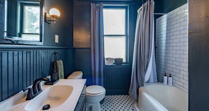 Spacious 8-bedroom house in charming midtown, WiFi, game rooms, fitness center