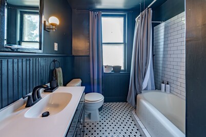 Spacious 8-bedroom house in charming midtown, WiFi, game rooms, fitness center