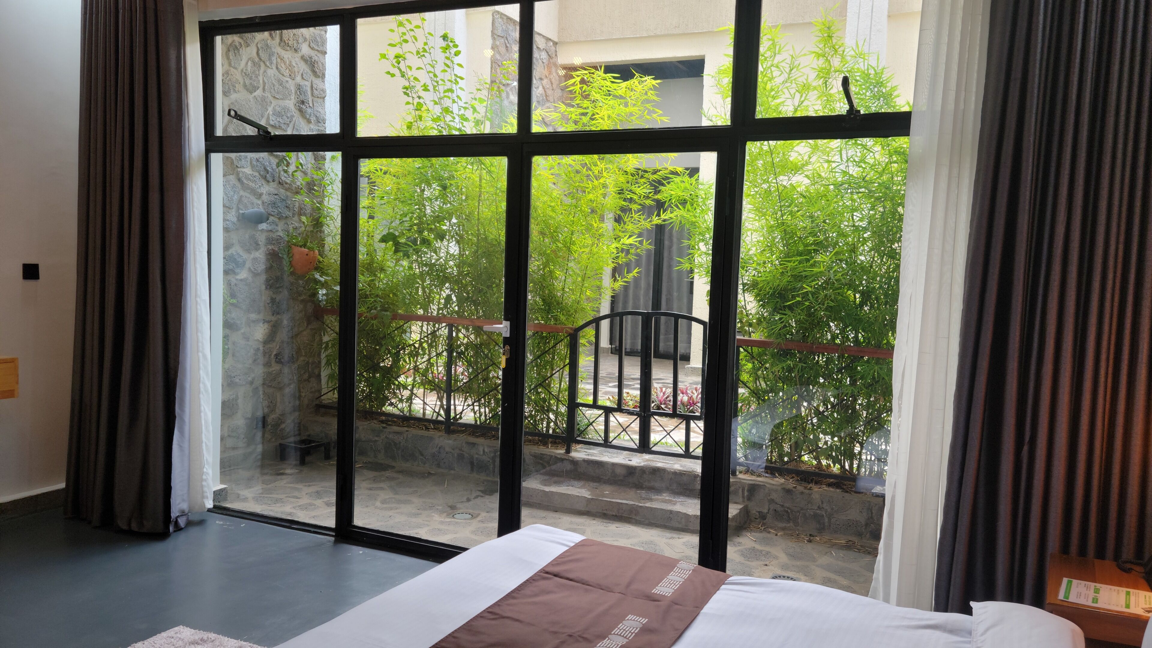 Quarto casal ou duplo conforto, vista para a colina | Frigobar, escrivaninha, espaço de trabalho para notebook, berços grátis