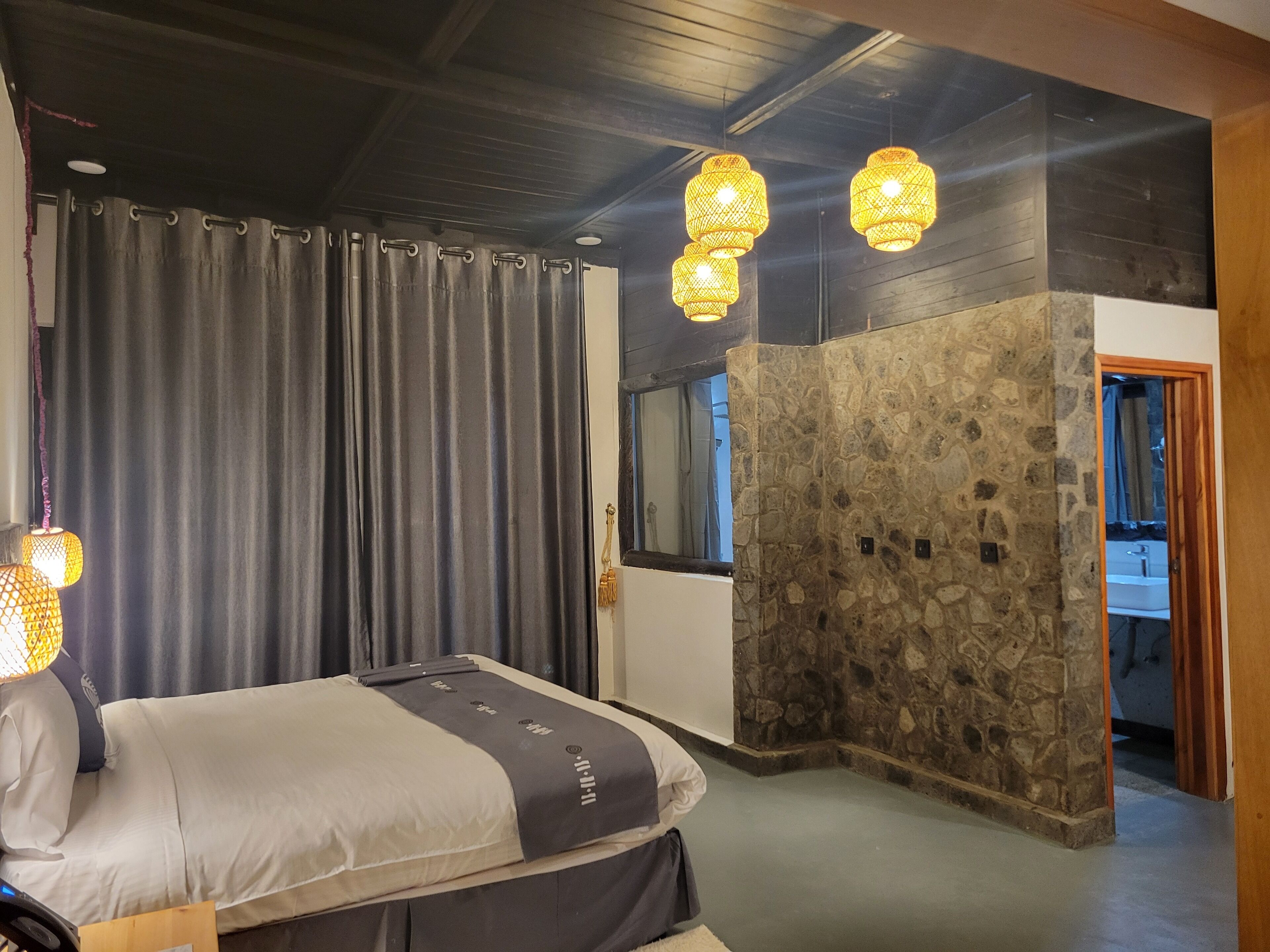 Minibar, escritorio, espacio para trabajar con un portátil