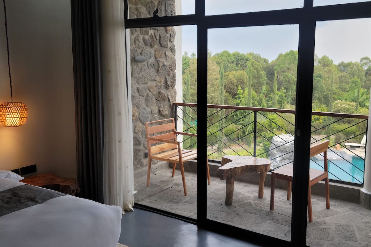 Quarto casal ou duplo superior, vista para a piscina | Frigobar, escrivaninha, espaço de trabalho para notebook, berços grátis