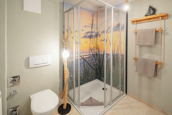 Shower, hair dryer, towels - // VACATION APARTMENT BARKE 02 // (Norderney)