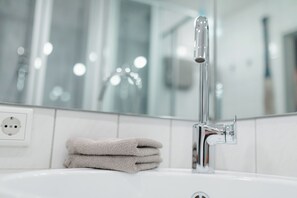 Dusche, Haartrockner, Handtücher