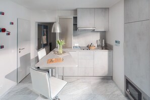 Réfrigérateur, micro-ondes, plaque de cuisson, lave-vaisselle