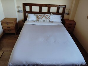 Tabla de planchar con plancha y ropa de cama