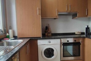 Frigorífico, microondas, horno y placa de cocina