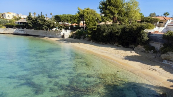 Chaises longues, serviettes de plage