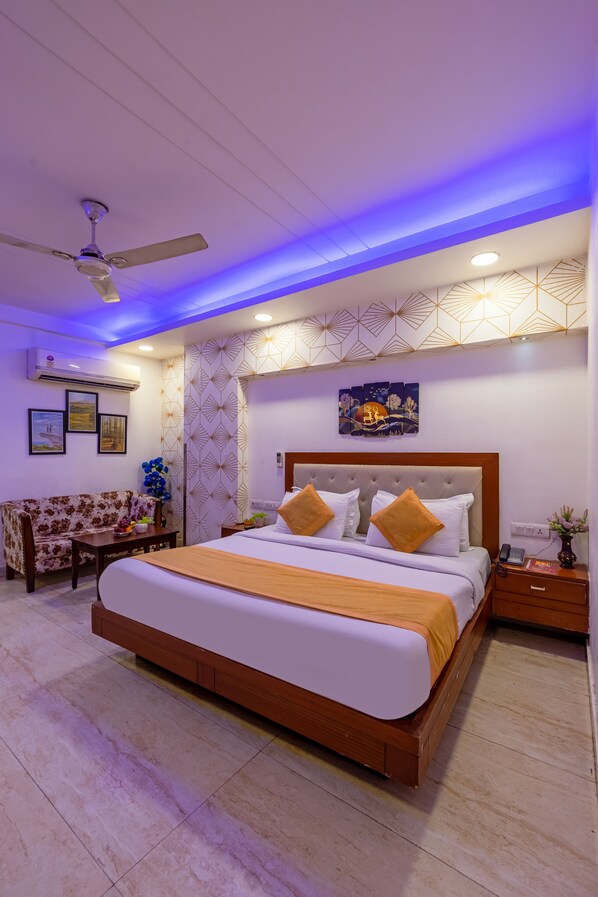Comfort Suite, City View | Iron/ironing board, free WiFi - Hotel Boom Rooms (New Delhi)