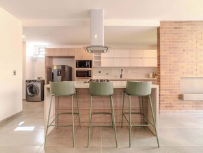 Réfrigérateur, micro-ondes, plaque de cuisson, cafetière/bouilloire