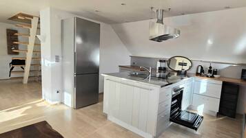 Kühlschrank, Mikrowelle, Ofen, Herdplatte