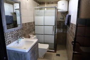 Classic Double Room, Balcony, Mountain View | Bathroom | Bathrobes, slippers - Rum Pillars Camp (Wadi Rum)