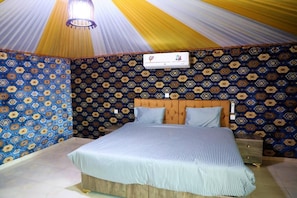 Kahden hengen classic-huone, parveke, vuoristonäköala | Tallelokero huoneessa, yksilöllisesti sisustettu