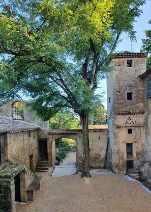 Exterior - A Magnagnerie in Provence (Bouchet)