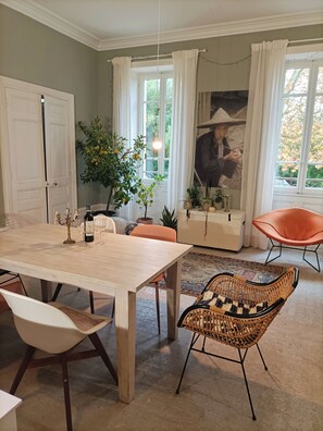 Dining - A Magnagnerie in Provence (Bouchet)
