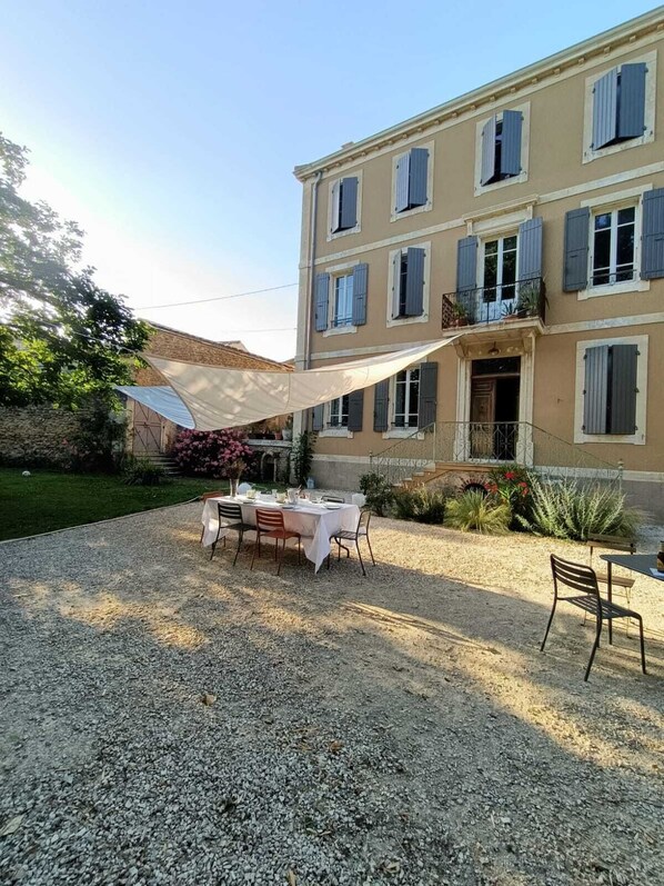 Outdoor dining - A Magnagnerie in Provence (Bouchet)