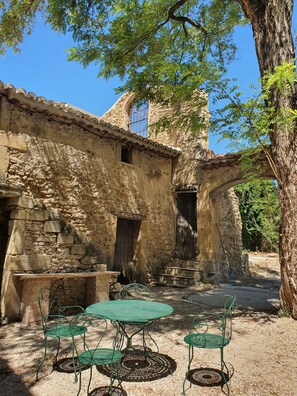 Outdoor dining - A Magnagnerie in Provence (Bouchet)