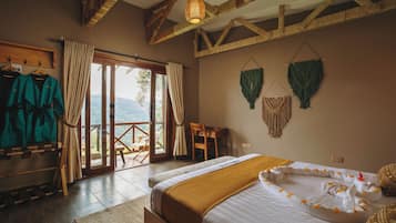 Chambre Double, 1 trÚs grand lit, salle de bains privée, vue montagne