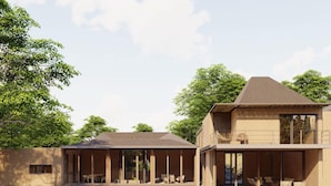 Ein modernes Haus mit Swimmingpool, großen Fenstern und einem gepflegten Rasen.