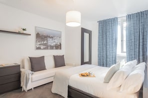公寓 (2 Bedrooms) | 2 間睡房、熨斗/熨衫板、床單