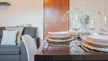 Appartamento (2 Bedrooms) | Area soggiorno | Smart TV 32 pollici con canali via cavo