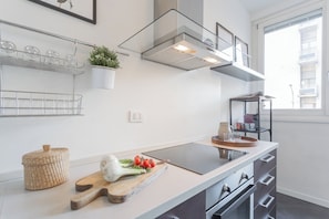 Appartement (2 Bedrooms) | Cuisine privée | Four à micro-ondes, un four, cafétière à espresso, bouilloire électrique