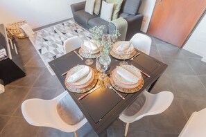 公寓 (2 Bedrooms) | 客廳 | 32 吋智能電視連有線電視頻道