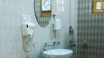 Dusch, hårtork, tofflor och handdukar