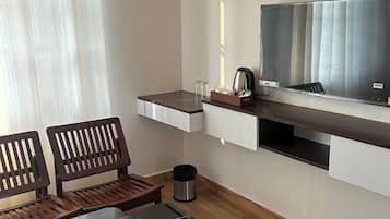 Deluxe Kır Evi, Dağ Manzaralı | 1 yatak odası, masa, dizüstü bilgisayar çalışma alanı, ses yalıtımı