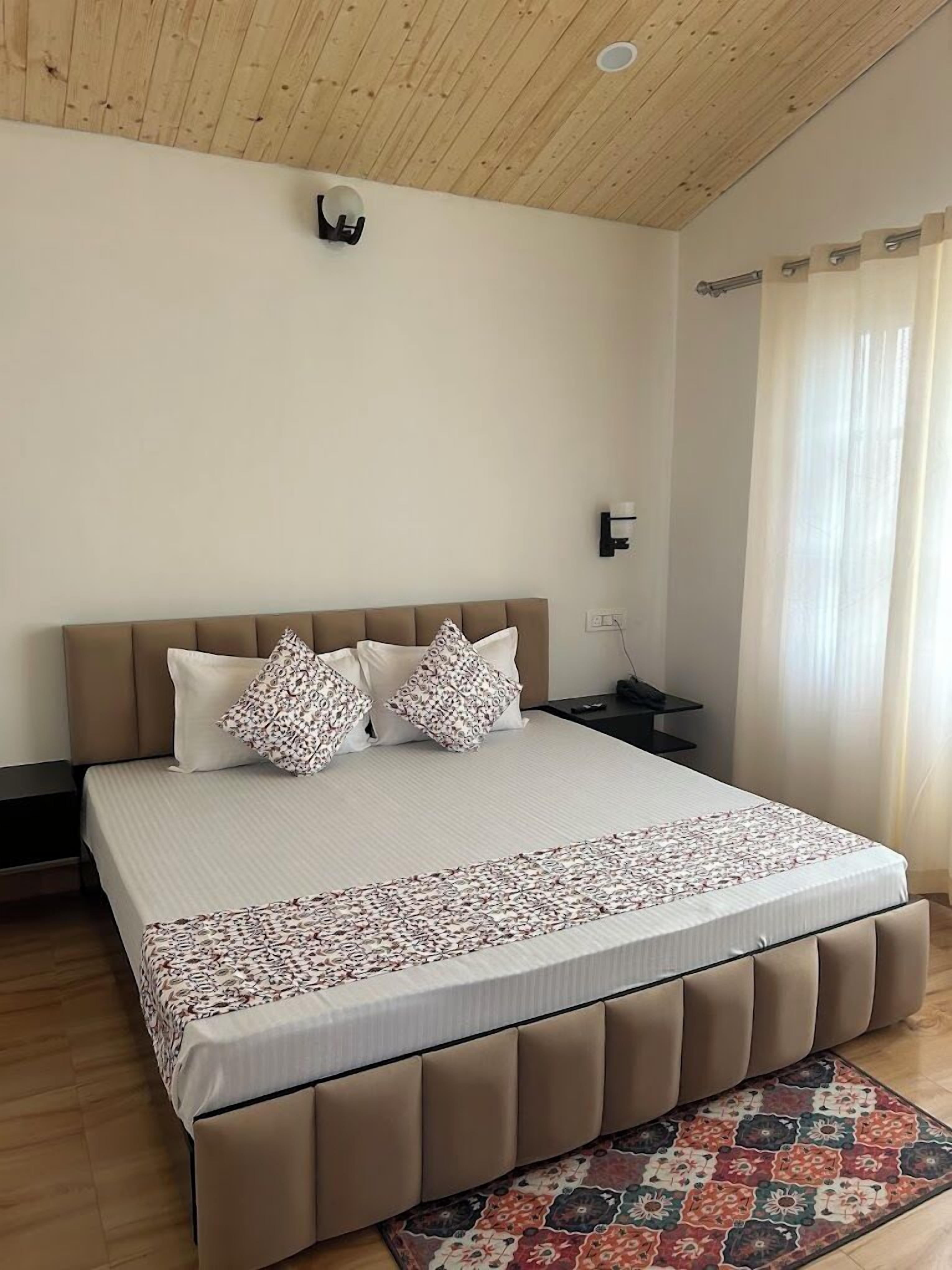 1 bedroom, desk, laptop workspace, soundproofing