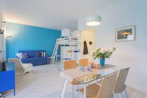 Apartment (1 Bedroom) | Wohnbereich