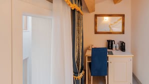 Deluxe Double Room | WiFi (free), bed sheets - FloVe' Rooms Venice (Venice)